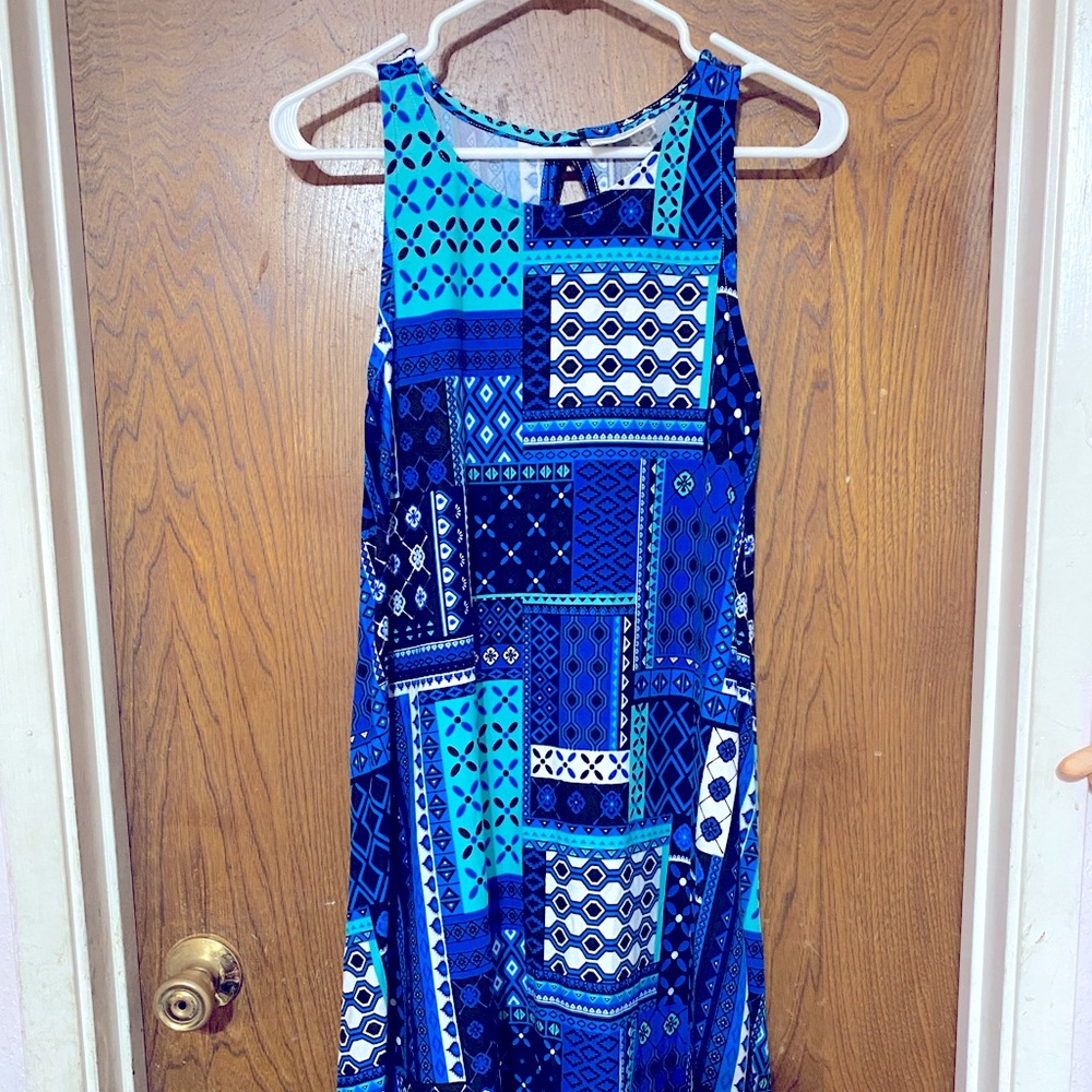 This is a very cute Bobbie Brook’s ladies dress. This dress is a size small.